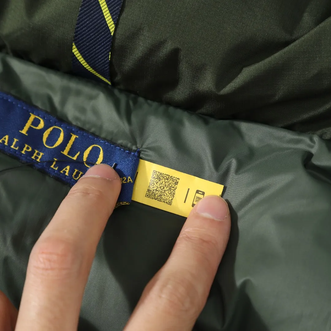 P660 #R54 Ralph Lauren/Ralph Lauren hooded down jacket (top quality, feel free to compare), using imported Barudan embroidery machine, carefully crafted with thousands of needles electric embroidery technology. Imported No. 7 needles and special embroidery thread ensure that every letter of the polo logo is full, three-dimensional and clear, creating the "most expensive embroidery logo" that can be called a work of art. Top-notch velvet core, luxurious warmth. Filled with national standard 80% high-quality white duck down, bringing excellent thermal insulation performance. At the same time, it is lightweight and can quickly regain its fluffiness after compression, bringing you a warm embrace without burden and resisting the harsh winter. Technical fabrics, no fear of wind and snow •Long-lasting fluffy and shape-retaining: High-quality filling ensures that the down jacket is not easy to stiffen and keeps you warm for a long time. •Strict anti-velvet technology: Using 400T gall fabric with pinhole retraction technology, it fundamentally eliminates the phenomenon of velvet leakage and makes wearing more secure. •All-round protective experience: Windproof and waterproof matte fabric, combined with an adjustable hem with a built-in drawstring buckle, can effectively lock in temperature and cold, and cope with changeable weather. Perfect details, creating a classic •Original electroplated YK zipper, smooth and durable, with brand texture highlighted in every detail. •Detachable hood design, one garment can be worn multiple times to meet different occasions and outfit needs. •Original hangtag and washed label, quality guaranteed. Five colors come together for couples to enjoy together: black is cool, beige is gentle, navy is calm, khaki is retro, and green is fresh. Available in five colors, the same style for men and women, it can be worn perfectly as a couple's outfit or a personalized item, becoming an indispensable fashion equipment on the streets in winter. Color: black, khaki, navy blue, army green, beige Size: S M L 66 67